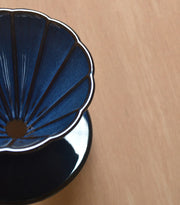 客器客氣 - 湛放藍花形長肋陶瓷濾杯（無把）